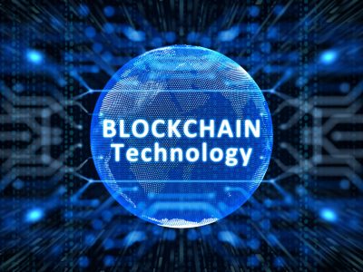 Biały napis "Blockchain Technology" na tle niebieskiej sieci cyfrowych sygnałów.