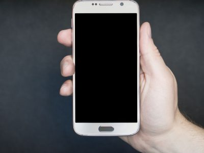 Wiele osób zastanawia się, jaki telefon do 1000 złotych kupić. Na zdjęciu widać biały, przykładowy smartfon w takiej cenie.
