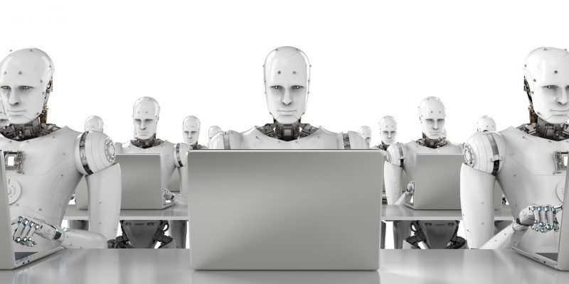 Roboty humanoidalne pracują na laptopach. Koncepcja przyszłości.