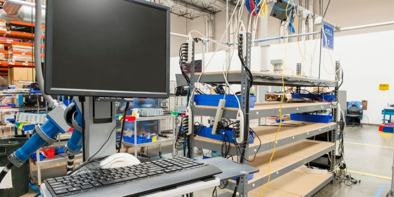Przykładowe zastosowanie komputerów w przemyśle. Zestaw komputerowy wspomaga kontrolę linii produkcyjnej.