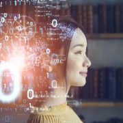 Jakie są wady sztucznej inteligencji? Na zdjęciu kobieta, a za nią kody informatyczne.