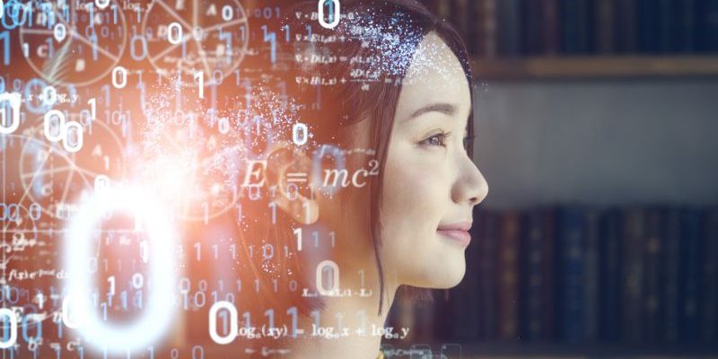 Jakie są wady sztucznej inteligencji? Na zdjęciu kobieta, a za nią kody informatyczne.