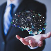 Kiedy powstała pierwsza sztuczna inteligencja? Na zdjęciu człowiek z hologramem mózgu.