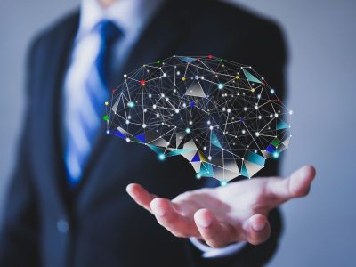 Kiedy powstała pierwsza sztuczna inteligencja? Na zdjęciu człowiek z hologramem mózgu.