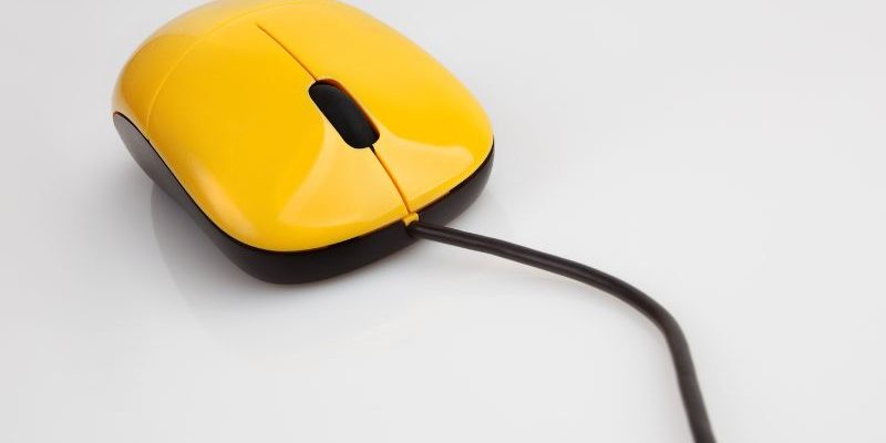 Mysz optyczna czy laserowa – co jest lepsze? Na zdjęciu żółta myszka.