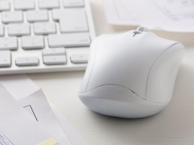 Jaka jest najlepsza myszka do cichej pracy? Na zdjęciu biała myszka.