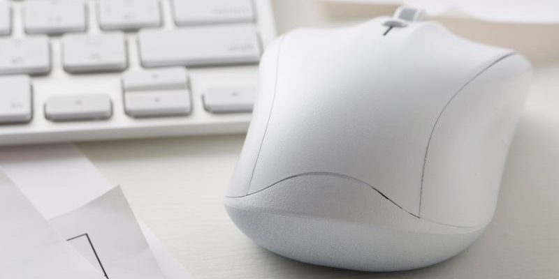 Jaka jest najlepsza myszka do cichej pracy? Na zdjęciu biała myszka.