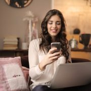 Jak zacząć zarabiać pieniądze online? 5 sprawdzonych sposobów. Na zdjęciu kobieta z laptopem i smartfonem.
